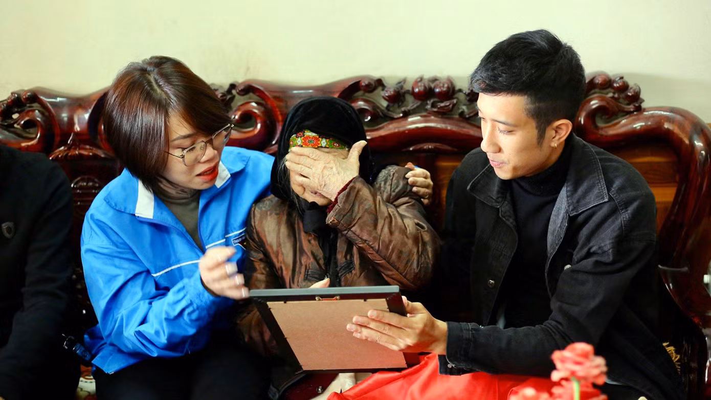 Các mẹ xúc động khi thấy hình dáng các con qua ảnh đã được phục dựng. Các mẹ xúc động khi thấy hình dáng các con qua ảnh đã được phục dựng.