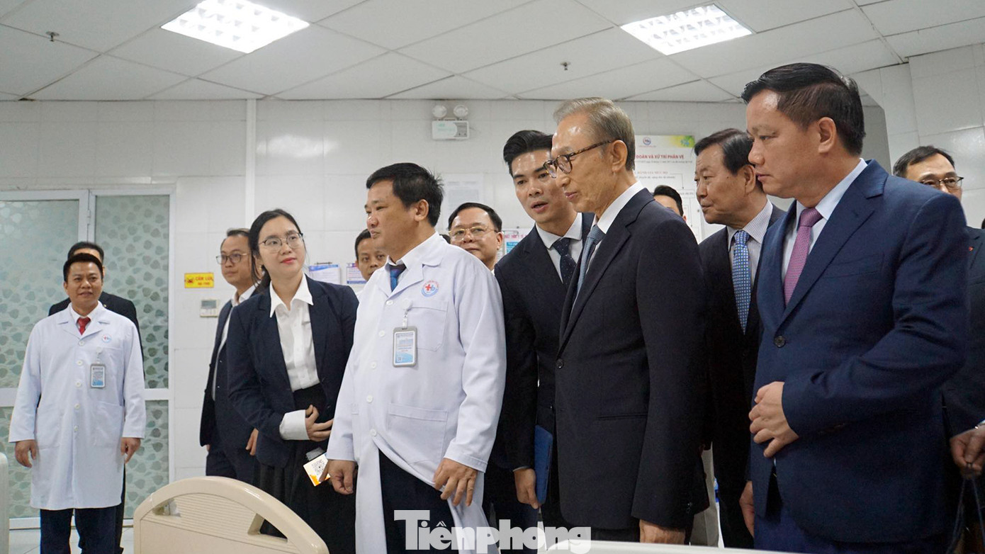 Tại bệnh viện, ông Lee Myung Bak đã trò chuyện cùng các cán bộ y bác sỹ tại bệnh viện về công tác chăm sóc, điều trị sức khỏe cho bệnh nhân cũng như sự hợp tác của bệnh viện với Hàn Quốc trong lĩnh vực y tế hiện nay.