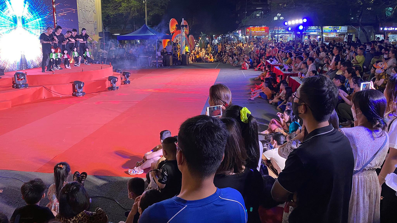 Hàng nghìn người dân và du khách thích thú với các vở diễn múa rối. Hàng nghìn người dân và du khách thích thú với các vở diễn múa rối.