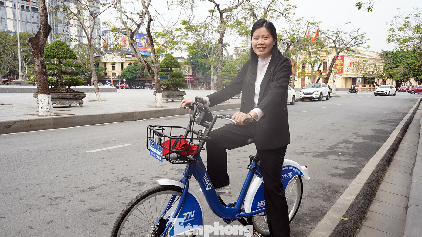 Chị Nguyễn Ngọc Hoa (quận Hồng Bàng) tỏ ra hào hứng khi cùng con gái 2 lần trải nghiệm xe đạp công cộng. Chị chia sẻ, dịch vụ mới hợp với xu hướng sống xanh, sống sạch.