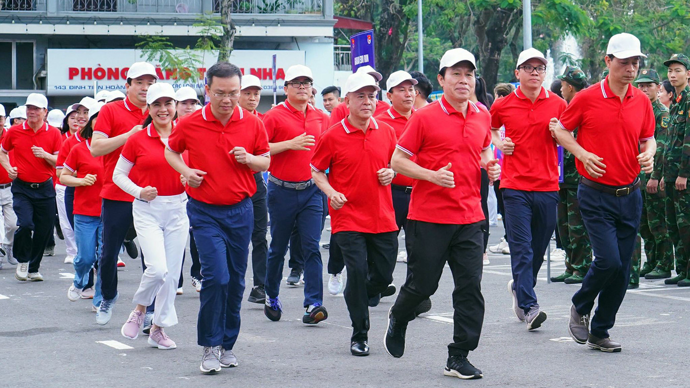 Bí thư Thành ủy Hải Phòng cùng lãnh đạo các ban, ngành thành phố mở màn Ngày chạy Olympic - Vì sức khỏe toàn dân, xuất phát từ Nhà hát lớn chạy dọc dải vườn hoa trung tâm Hải Phòng.