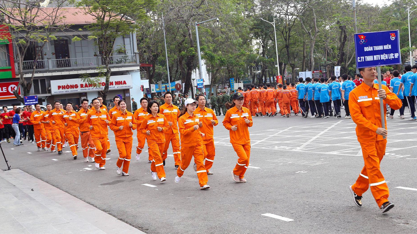 Công nhân tại các công ty, các câu lạc bộ tại Hải Phòng cũng nhiệt tình hưởng ứng, tham gia chạy bộ tạo không khí sôi nổi, hứng khởi. Kết thúc ngày chạy, ban tổ chức đã trao cờ và giải thưởng tặng 20 đơn vị có thành tích xuất sắc trong ngày chạy vì sức khỏe toàn dân.