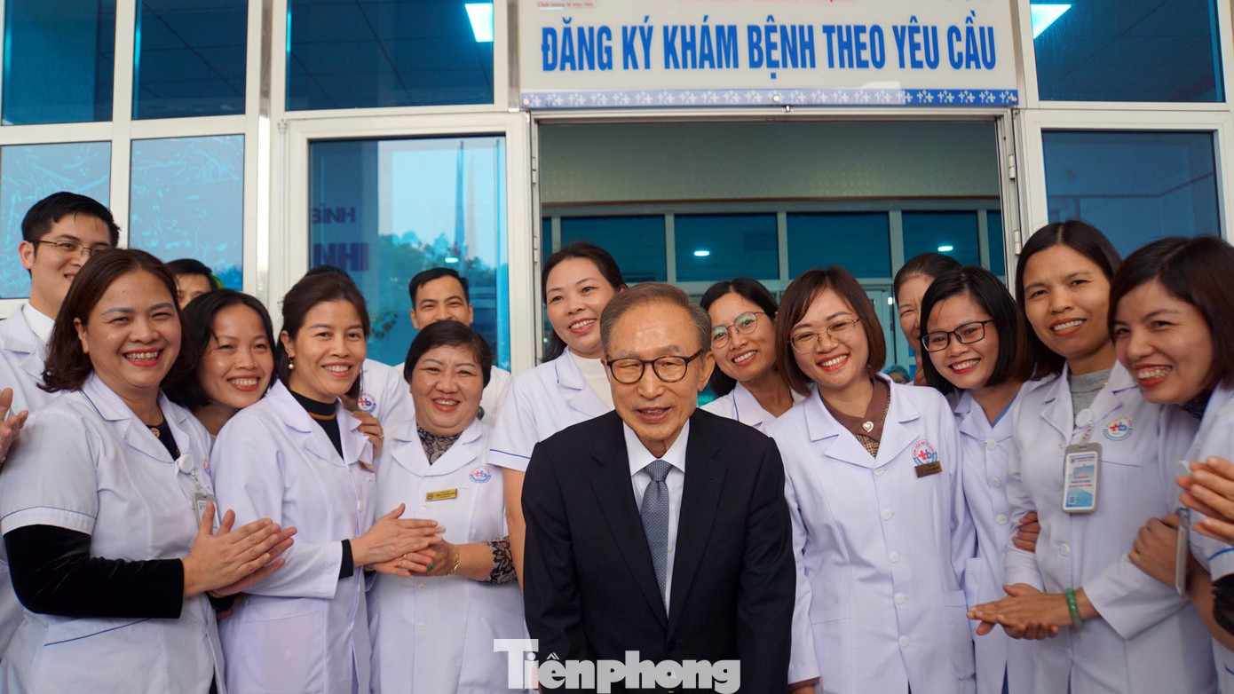 Ngài Lee Myung Bak thân thiện, hài hước khi nhún người tạo dáng chụp ảnh với các nữ y tá, bác sỹ Bệnh viện Nhi tỉnh Thái Bình.