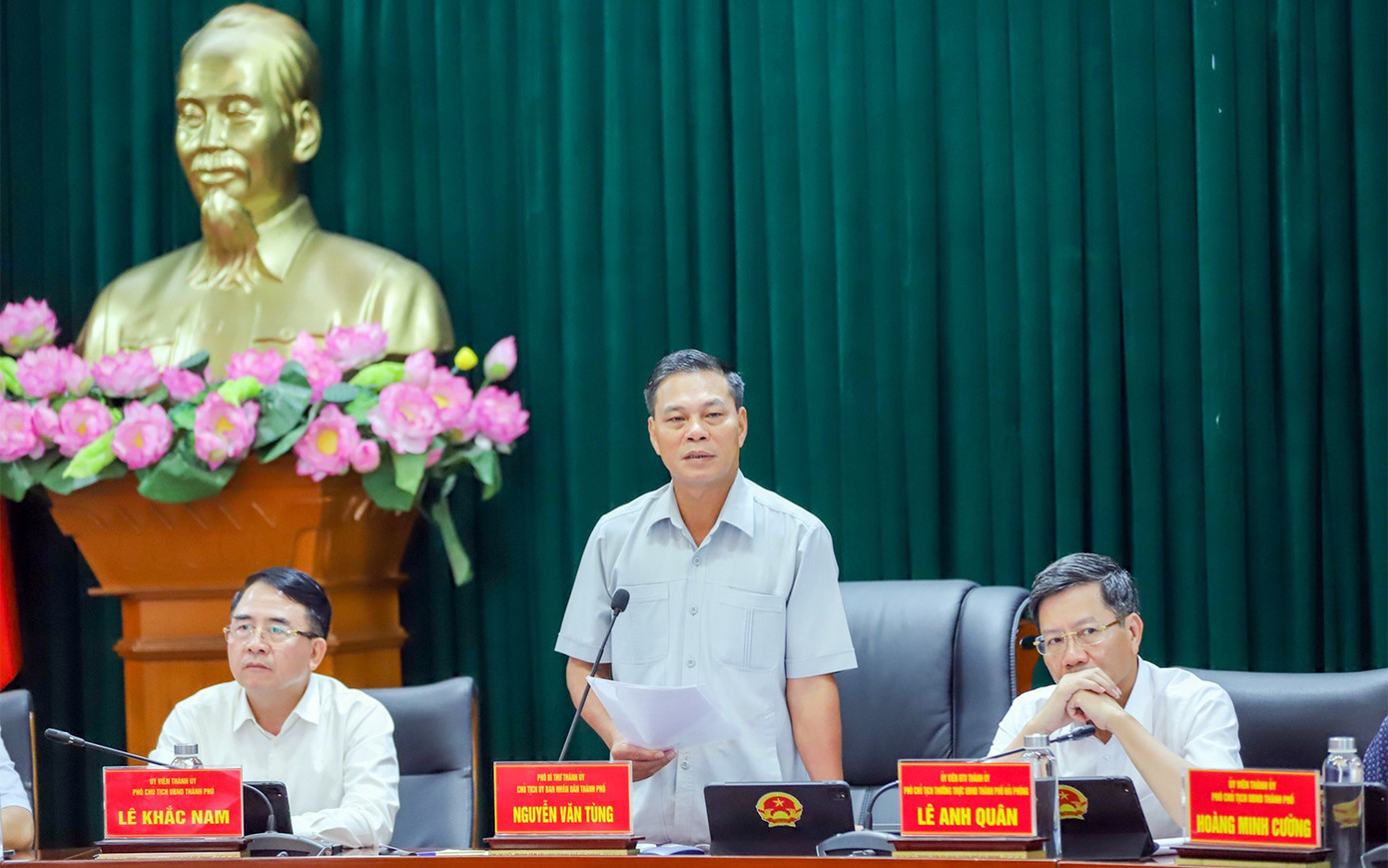 Ông Nguyễn Văn Tùng - Chủ tịch UBND TP Hải Phòng - làm tổ trưởng tổ công tác đặc biệt tháo gỡ vướng mắc cho doanh nghiệp, nhà đầu tư dự án trên địa bàn. Ông Nguyễn Văn Tùng - Chủ tịch UBND TP Hải Phòng - làm tổ trưởng tổ công tác đặc biệt tháo gỡ vướng mắc cho doanh nghiệp, nhà đầu tư dự án trên địa bàn.