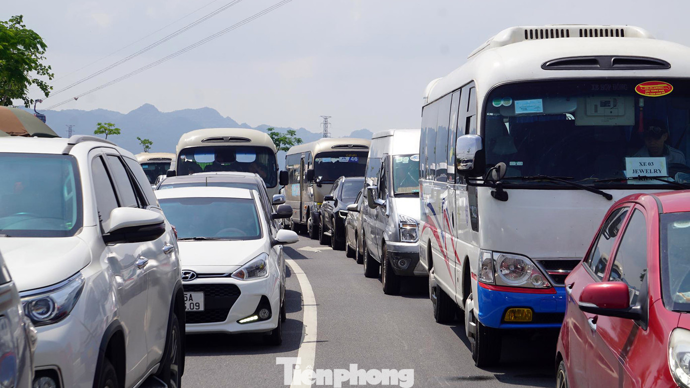 Hàng trăm ô tô xếp hàng từ phà Cát Viềng ra đến bến cáp treo trên đảo Cát Bà.
