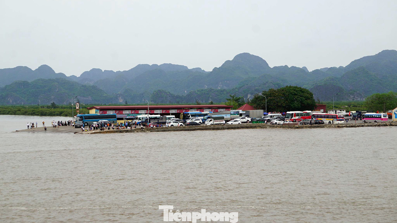 Phương tiện xếp hàng chờ lên phà Cái Viềng rời đảo Cát Bà sau chuyến du lịch cuối tuần. Phương tiện xếp hàng chờ lên phà Cái Viềng rời đảo Cát Bà sau chuyến du lịch cuối tuần.