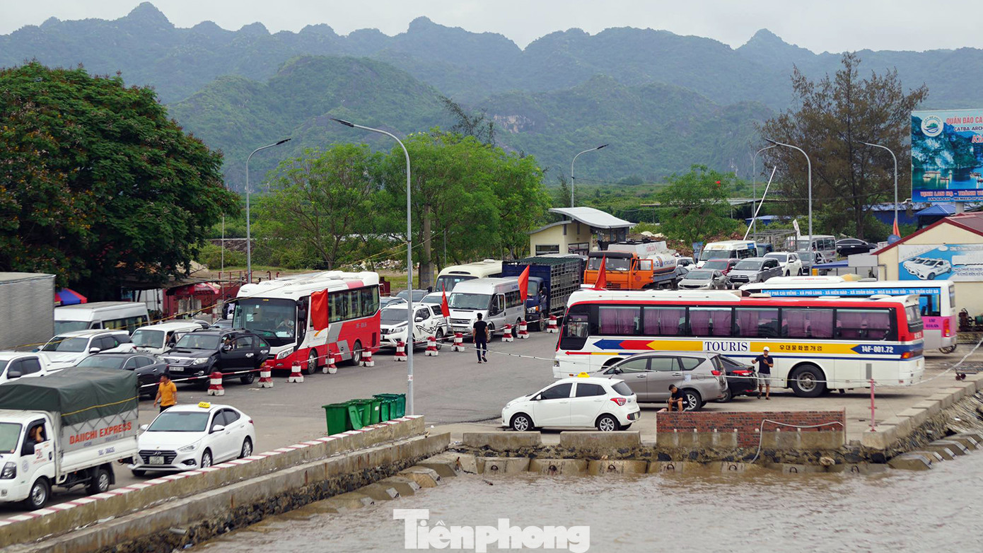 Tính đến sáng 17/7, có khoảng 9.600 khách du lịch trên đảo Cát Bà. Tính đến sáng 17/7, có khoảng 9.600 khách du lịch trên đảo Cát Bà.