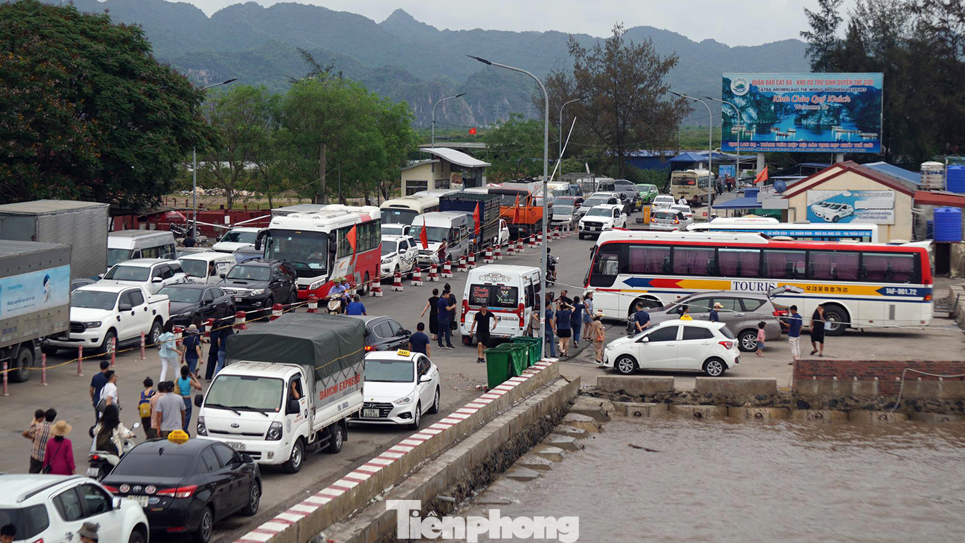 Ở chiều ngược lại, từ sớm hàng nghìn phương tiện nối đuôi nhau rời đảo Cát Bà trở về sau chuyến nghỉ mát cuối tuần.