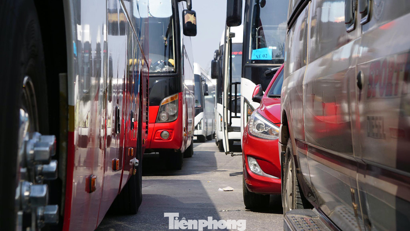 Để đảm bảo an toàn giao thông, huyện Cát Hải bố trí cảnh sát, thanh tra giao thông phân luồng, chống ùn tắc từ xa và tình trạng lộn xộn tại khu vực đưa đón khách lên phà.