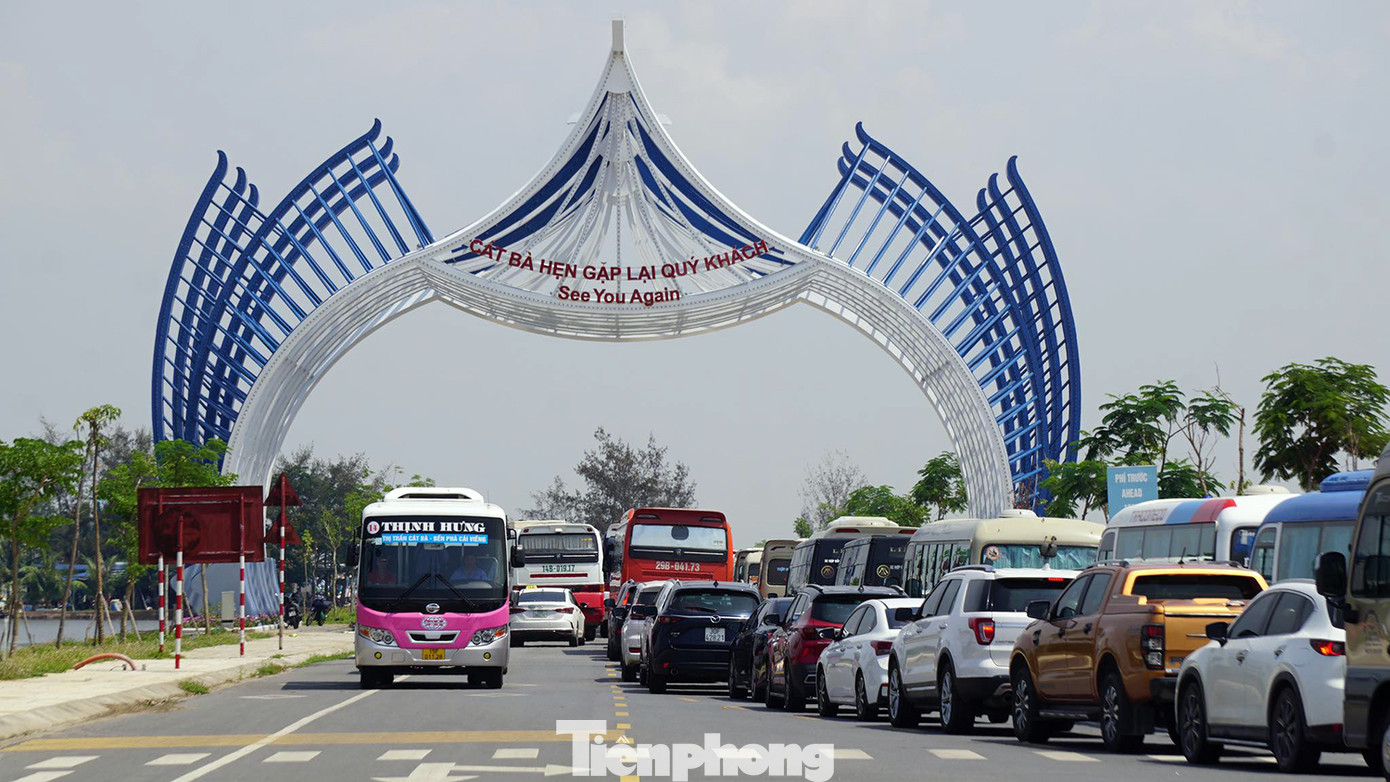 Phương tiện xếp hàng dài chờ lên phà rời thị trấn Cát Bà về đất liền. Phương tiện xếp hàng dài chờ lên phà rời thị trấn Cát Bà về đất liền.