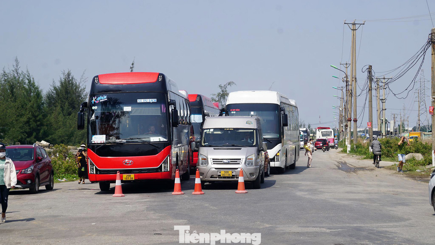 Những ngày đầu tháng 6, thời tiết miền Bắc nắng nóng kéo dài, đường ra quần đảo Cát Bà luôn trong tình trạng ùn ứ kéo dài, đặc biệt dịp cuối tuần.