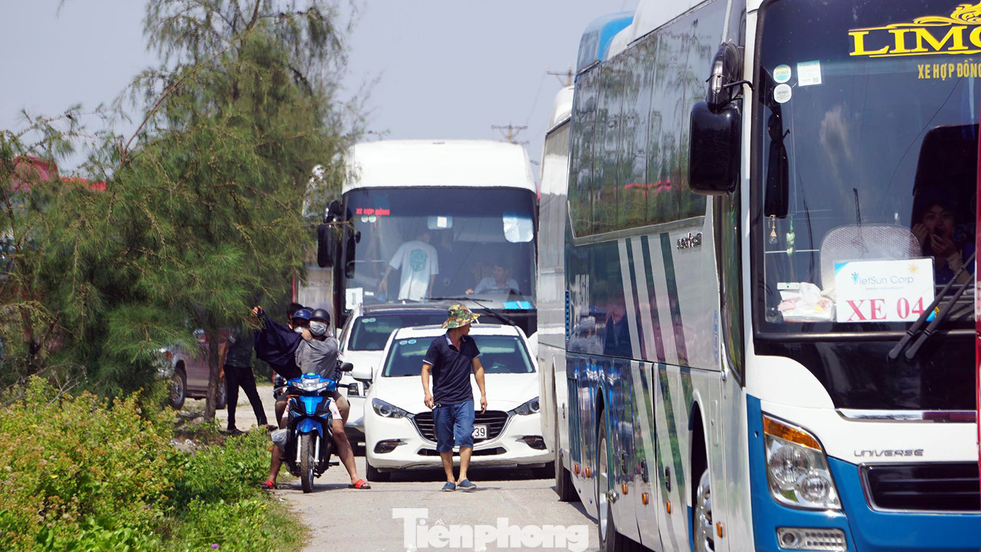 Theo ghi nhận của PV sáng 11/6, đường ra phà Gót ùn ứ từ sớm. Các phương tiện xếp hàng dài hàng trăm mét từ khu vực bán vé ra đường nối khu vực cảng Lạch Huyện.