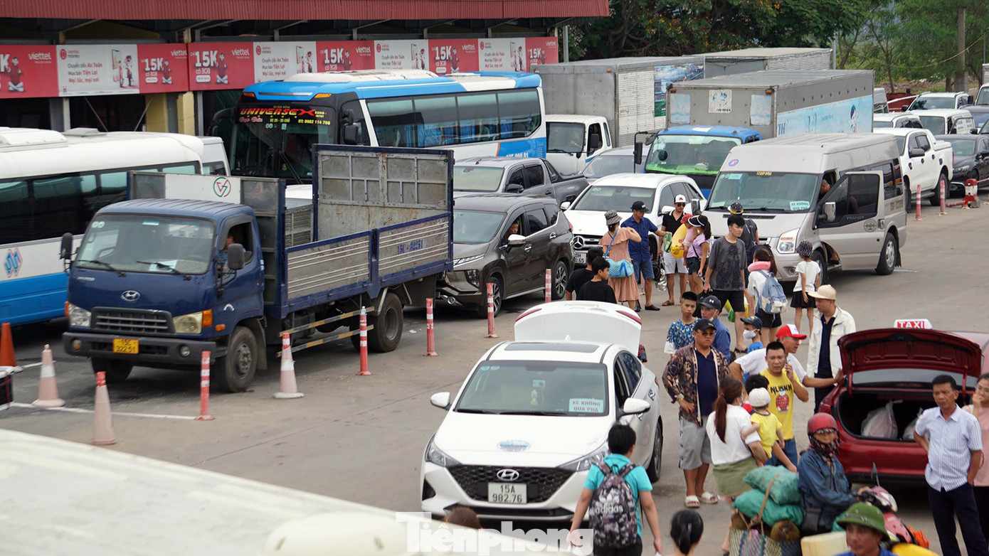Dù không còn cảnh vật vạ, ngủ qua đêm vì tắc phà như năm 2022, tuy nhiên, khu vực bến phà Cái Viềng luôn trong tình trạng ùn ứ kéo dài hàng trăm mét. Thậm chí, ngày cuối tuần tình trạng ùn tắc kéo dài 3-4 giờ.