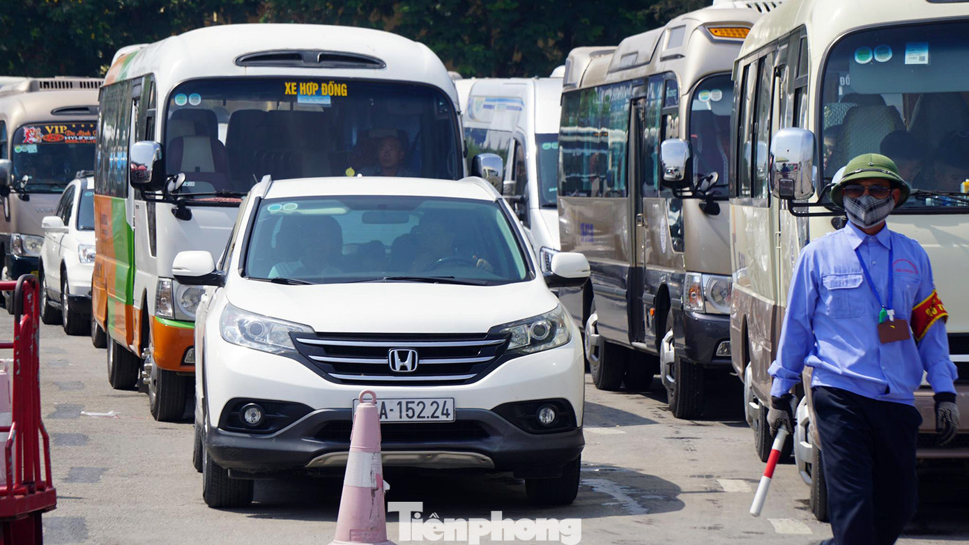 Ô tô xếp hàng chờ lên phà Gót - Cái Viềng cao điểm mùa du lịch. Ô tô xếp hàng chờ lên phà Gót - Cái Viềng cao điểm mùa du lịch.