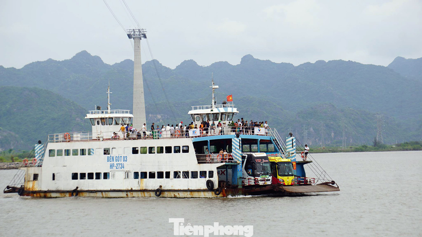 Lãnh đạo bến phà Gót - Cái Viềng cho biết, đơn vị huy động tối đa nhân sự và phương tiện phục vụ khách du lịch. Ngày thường, có khoảng 10.000 lượt khách, ngày cuối tuần khoảng 13.000 lượt khách ra đảo.
