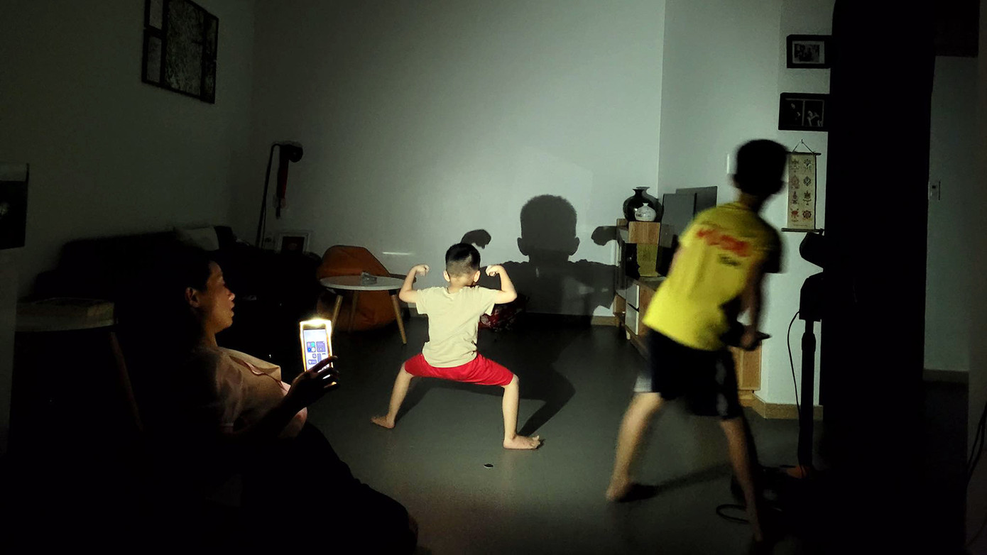 Anh Tân (34 tuổi) cho biết, khi đang làm dở việc thì điện ngắt khiến công việc của anh bị ảnh hưởng. Cả khu phố anh ở cũng khốn đốn vì mất điện, người đi nhà nghỉ, người đi thăm thân tránh nóng.