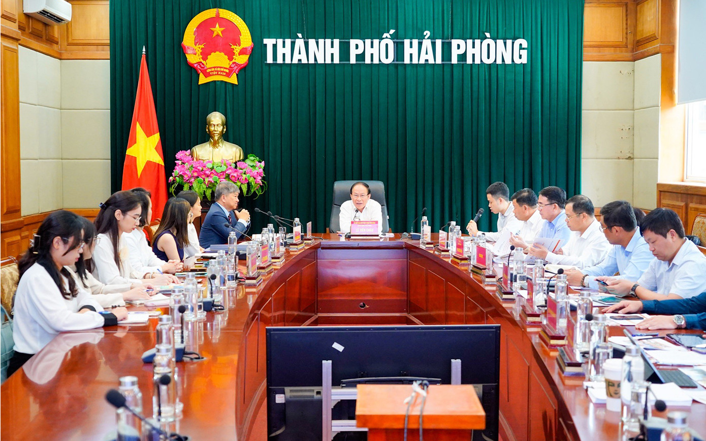 Ông Lê Tiến Châu - Bí thư Thành ủy Hải Phòng, chủ trì buổi tiếp và làm việc với tập đoàn Singapore.