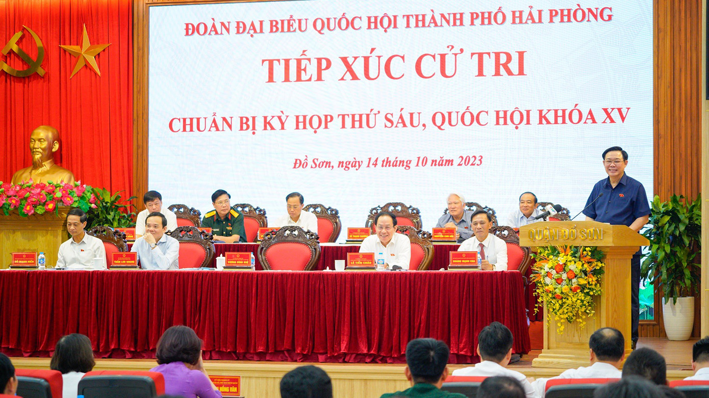 Chủ tịch Quốc hội Vương Đình Huệ giải đáp những kiến nghị, vấn đề cử tri quan tâm. Chủ tịch Quốc hội Vương Đình Huệ giải đáp những kiến nghị, vấn đề cử tri quan tâm.