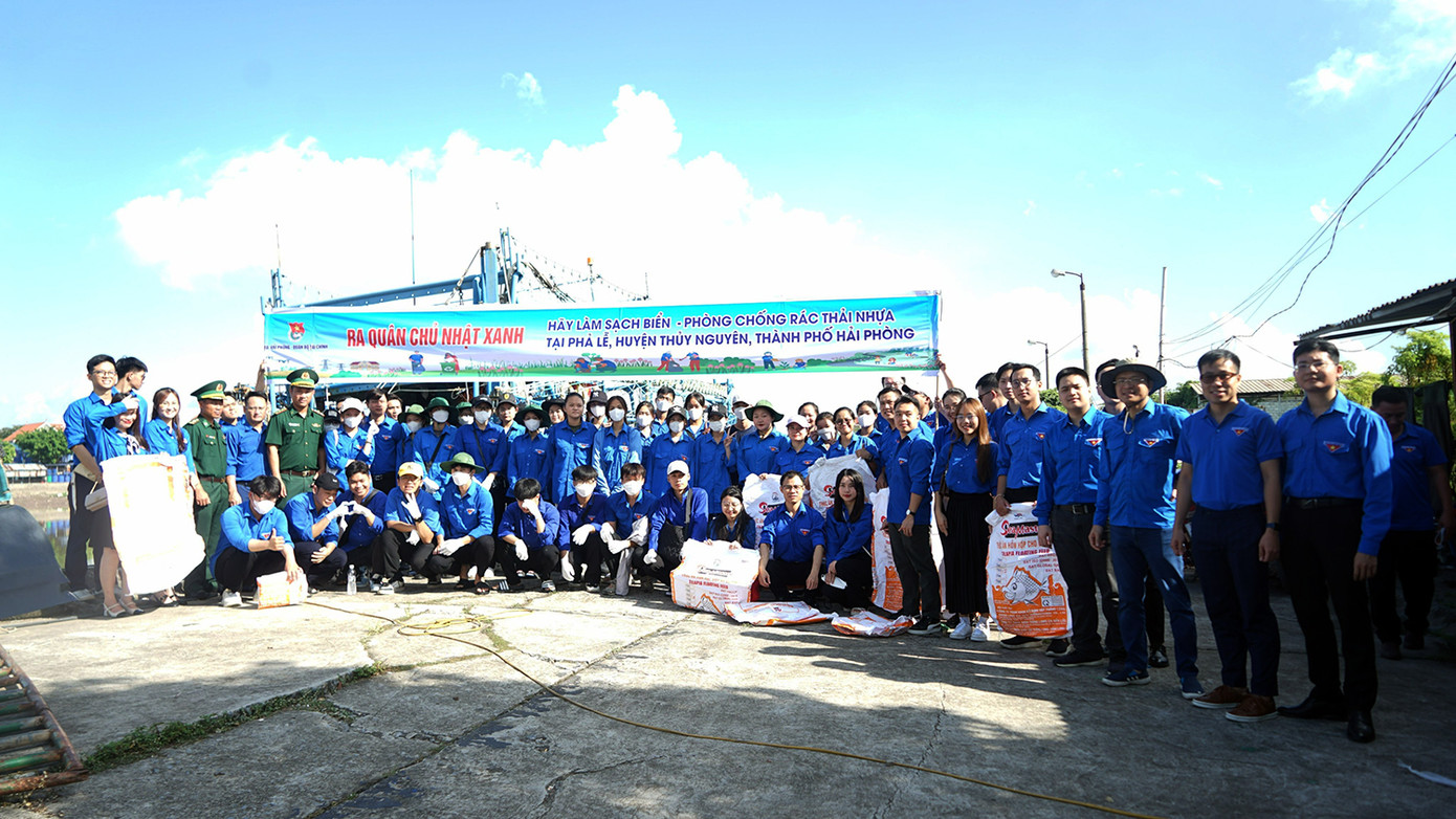 Đoàn viên thanh niên Hải Phòng tham gia chương trình ra quân Ngày Chủ nhật xanh lần thứ III, năm 2023.