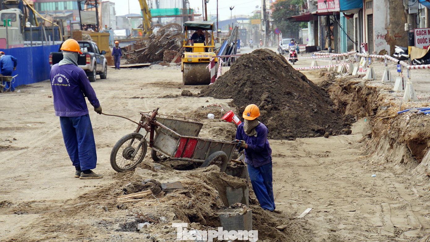 BQL dự án đầu tư xây dựng các công trình giao thông Hải Phòng cũng cho biết, để đảm bảo tiến độ công trình, khu vực mặt bằng sạch được các nhà thầu huy động nhân lực, vật lực, thiết bị, máy móc thi công cả ngày và đêm. BQL dự án đầu tư xây dựng các công trình giao thông Hải Phòng cũng cho biết, để đảm bảo tiến độ công trình, khu vực mặt bằng sạch được các nhà thầu huy động nhân lực, vật lực, thiết bị, máy móc thi công cả ngày và đêm.