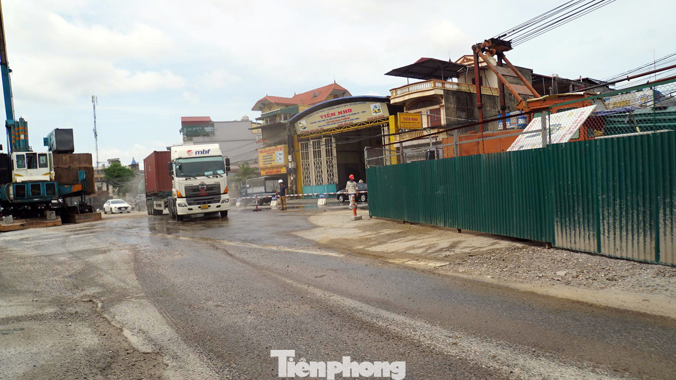 Khu vực công trường thi công là nút giao thông trọng điểm của thành phố, có lưu lượng phương tiện đặc biệt xe tải và container rất lớn, do đó quá trình thi công các đơn vị vừa đảm bảo tiến độ, kỹ thuật, vừa đảm bảo luồng phương tiện đảm bảo an toàn giao thông. Khu vực công trường thi công là nút giao thông trọng điểm của thành phố, có lưu lượng phương tiện đặc biệt xe tải và container rất lớn, do đó quá trình thi công các đơn vị vừa đảm bảo tiến độ, kỹ thuật, vừa đảm bảo luồng phương tiện đảm bảo an toàn giao thông.