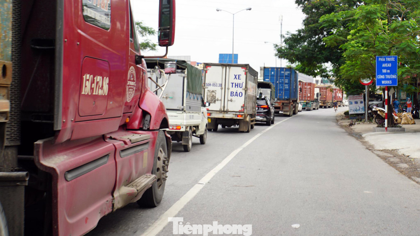 Trục đường Tôn Đức Thắng - QL5, đoạn qua công trường thi công dự án thường xuyên xảy ra ùn tắc giao thông, đặc biệt lưu lượng xe tải và container rất lớn vào giờ cao điểm sáng và chiều. Trục đường Tôn Đức Thắng - QL5, đoạn qua công trường thi công dự án thường xuyên xảy ra ùn tắc giao thông, đặc biệt lưu lượng xe tải và container rất lớn vào giờ cao điểm sáng và chiều.