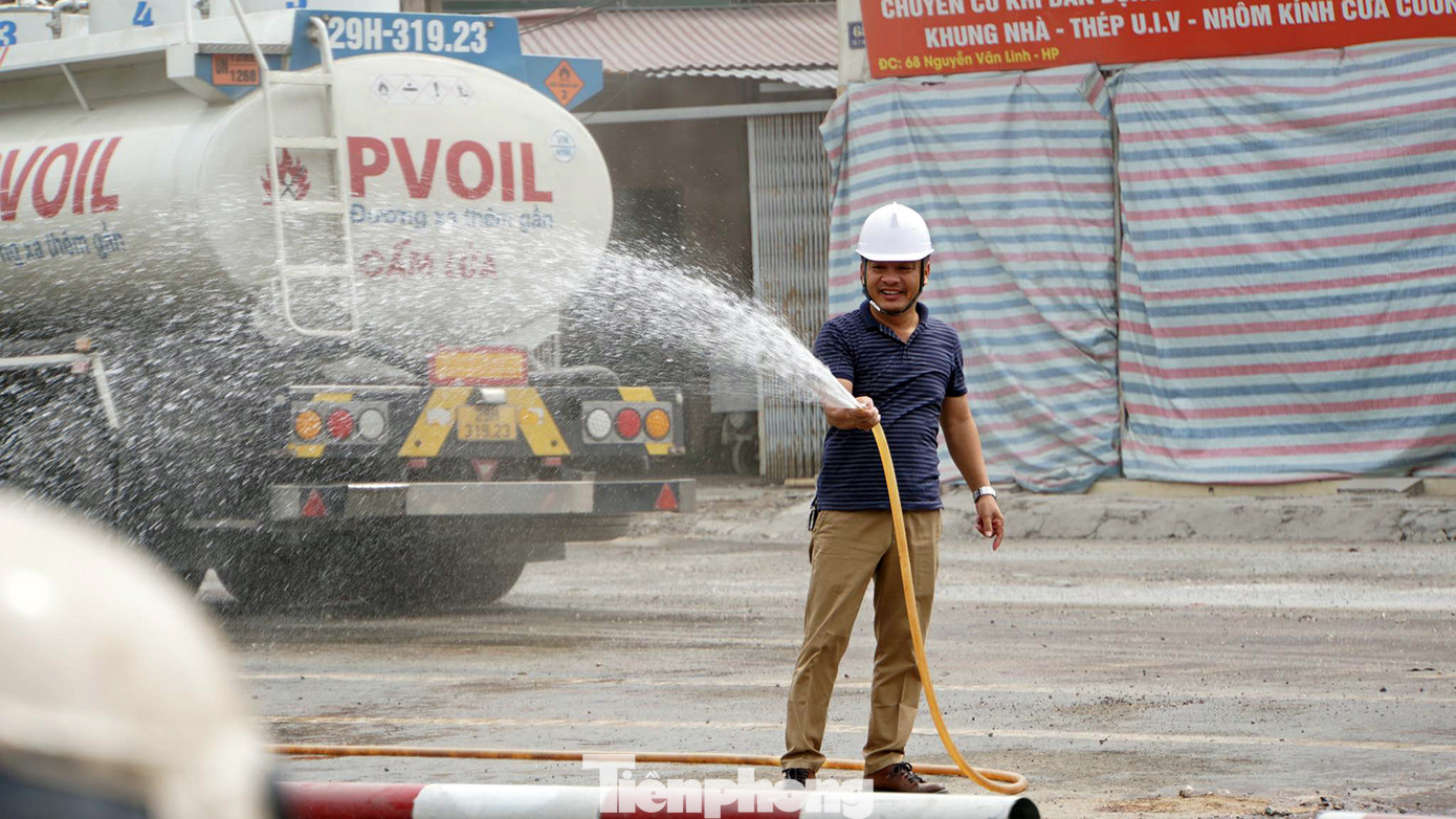 Hằng ngày, công trường thi công luôn được bố trí người tham gia phân luồng phương tiện, tưới nước chống bụi. Hằng ngày, công trường thi công luôn được bố trí người tham gia phân luồng phương tiện, tưới nước chống bụi.