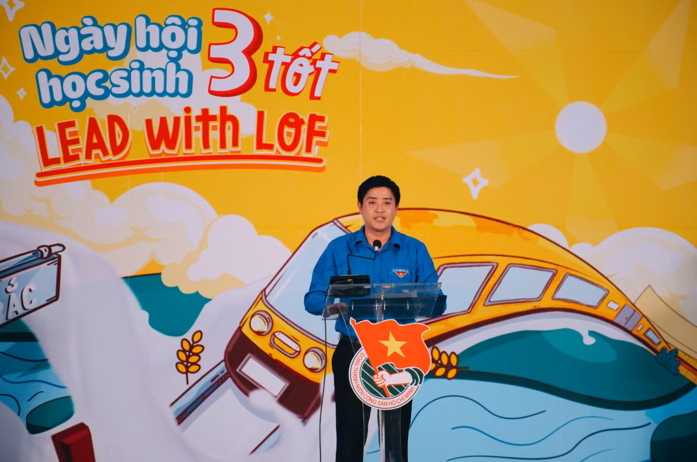 Anh Lâm Tùng - Phó trưởng Ban Thanh niên trường học T.Ư Đoàn phát biểu tại ngày hội "Học sinh 3 Tốt" khu vực miền Bắc, diễn ra tại TP Hải Phòng tối 15/10.