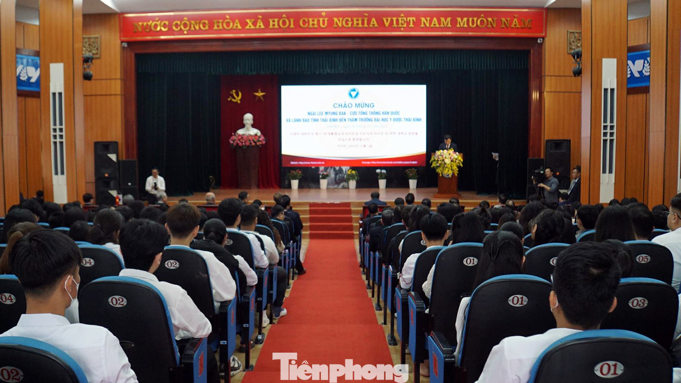 Chiều 2/12, trong khuôn khổ Chương trình Giao lưu văn hóa kết nối doanh nghiệp Việt Nam - Hàn Quốc "Thai Binh Homecoming Day", ngài Lee Myung Bak - nguyên Tổng thống Đại Hàn dân quốc và ông Nguyễn Khắc Thận - Chủ tịch UBND tỉnh Thái Bình đã có buổi thăm, trò chuyện với giảng viên, sinh viên Trường Đại học Y dược Thái Bình.