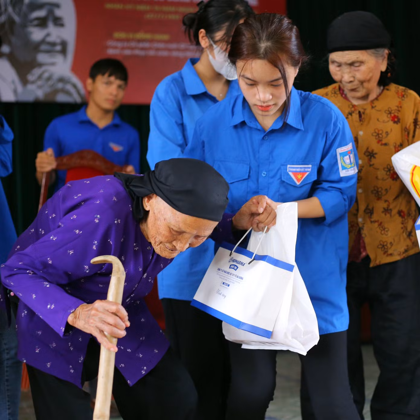 Đoàn viên thanh niên Hải Dương tổ chức khám chữa bệnh, phát thuốc cho người cao tuổi, người có công với cách mạng.