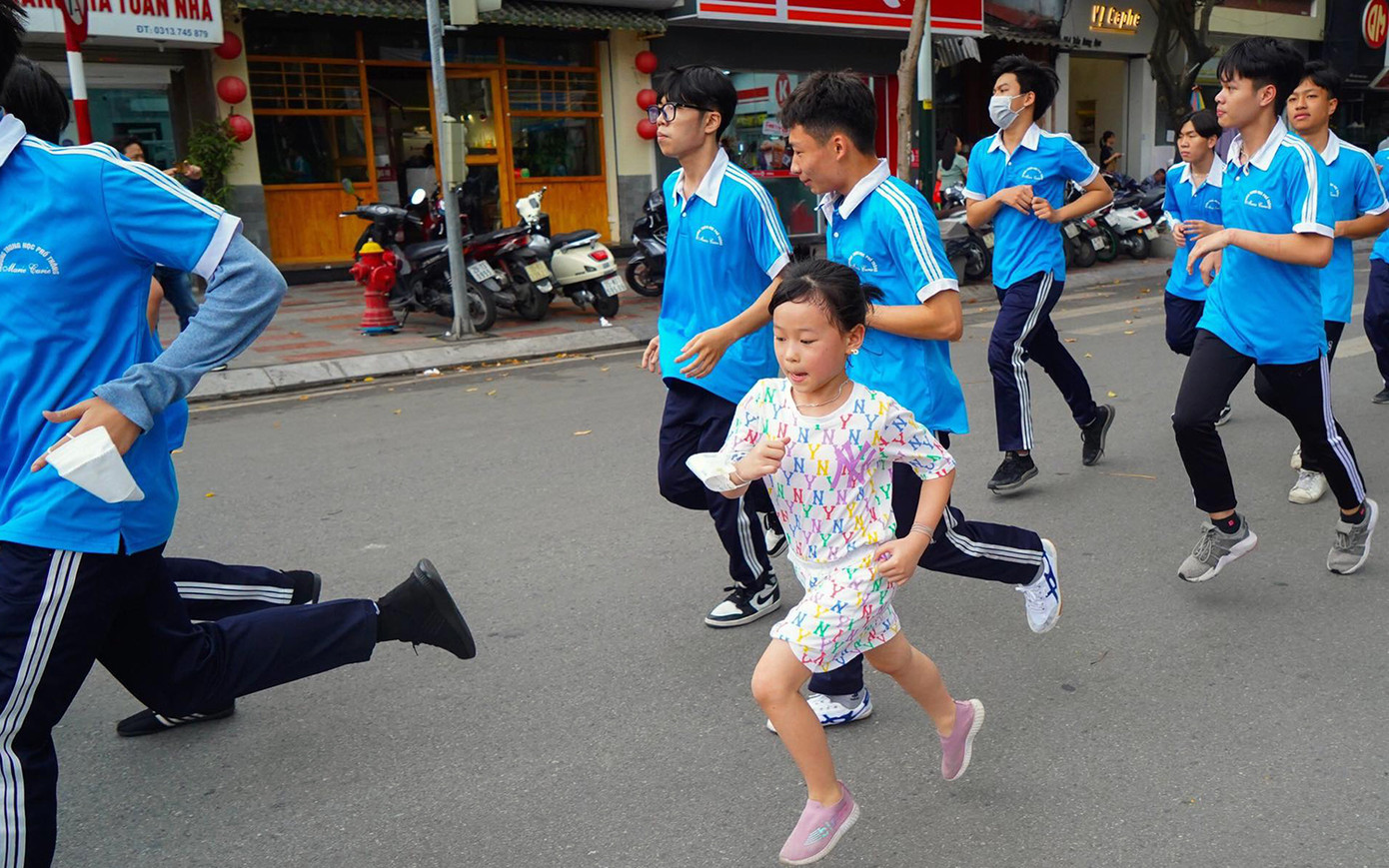 Hàng trăm đoàn viên thanh niên các khối trường học tham gia chạy bộ quanh dải vườn hoa trung tâm Hải Phòng. Đây cũng là hoạt động hưởng ứng cuộc vận động &quot;Toàn dân rèn luyện thân thể theo gương Bác Hồ vĩ đại&quot;, giai đoạn 2021-2030 và cuộc vận động &quot;10.000 bước chân mỗi ngày&quot; do Trung ương Đoàn phát động.