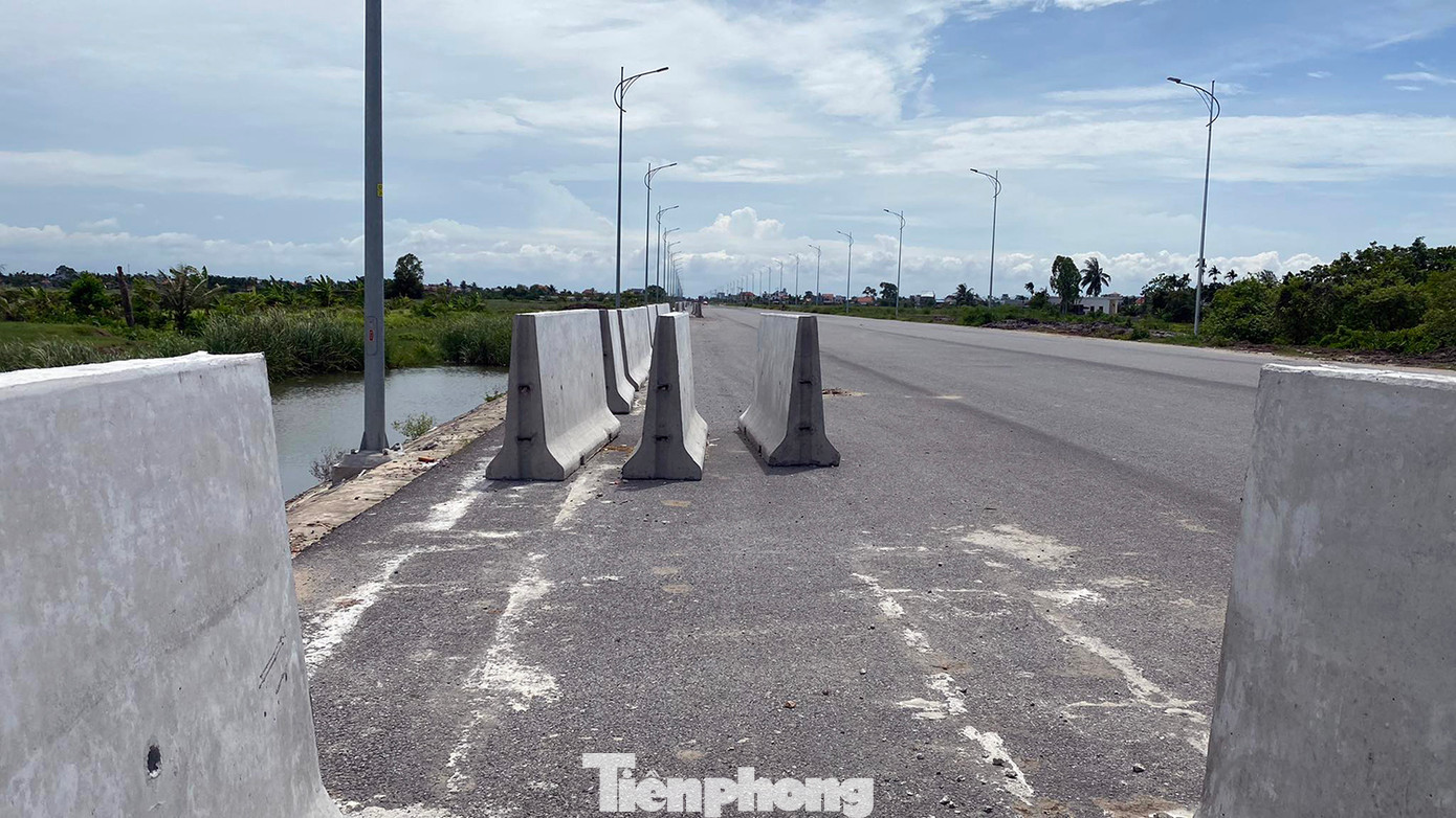 Tại các nút giao giữa đường dân sinh với đường ven biển Hải Phòng được dựng hàng nghìn khối bê tông là dải phân cách cứng.