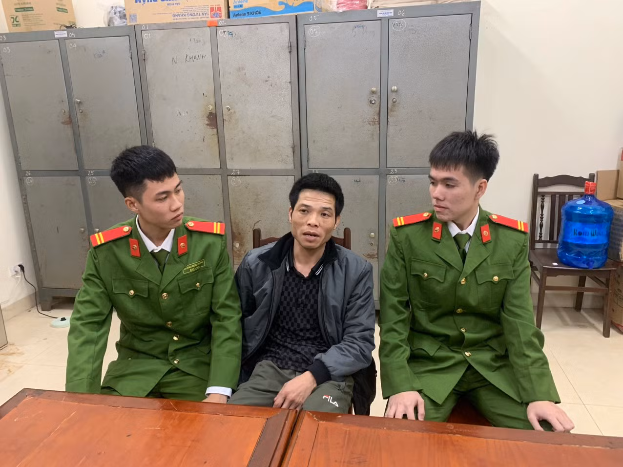 Nguyễn Văn Đệ tại cơ quan công an.
