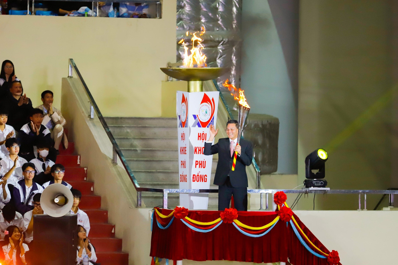 Ông Nguyễn Văn Tùng - Chủ tịch UBND TP Hải Phòng thực hiện nghi thức châm đuốc khai mạc Hội khỏe.