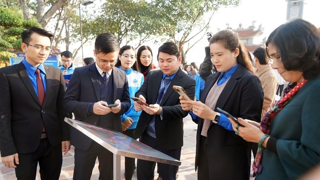 Các đại biểu, các bạn trẻ Hải Phòng trải nghiệm tại các di tích lịch sử đã được gắn mã QR. Các đại biểu, các bạn trẻ Hải Phòng trải nghiệm tại các di tích lịch sử đã được gắn mã QR.