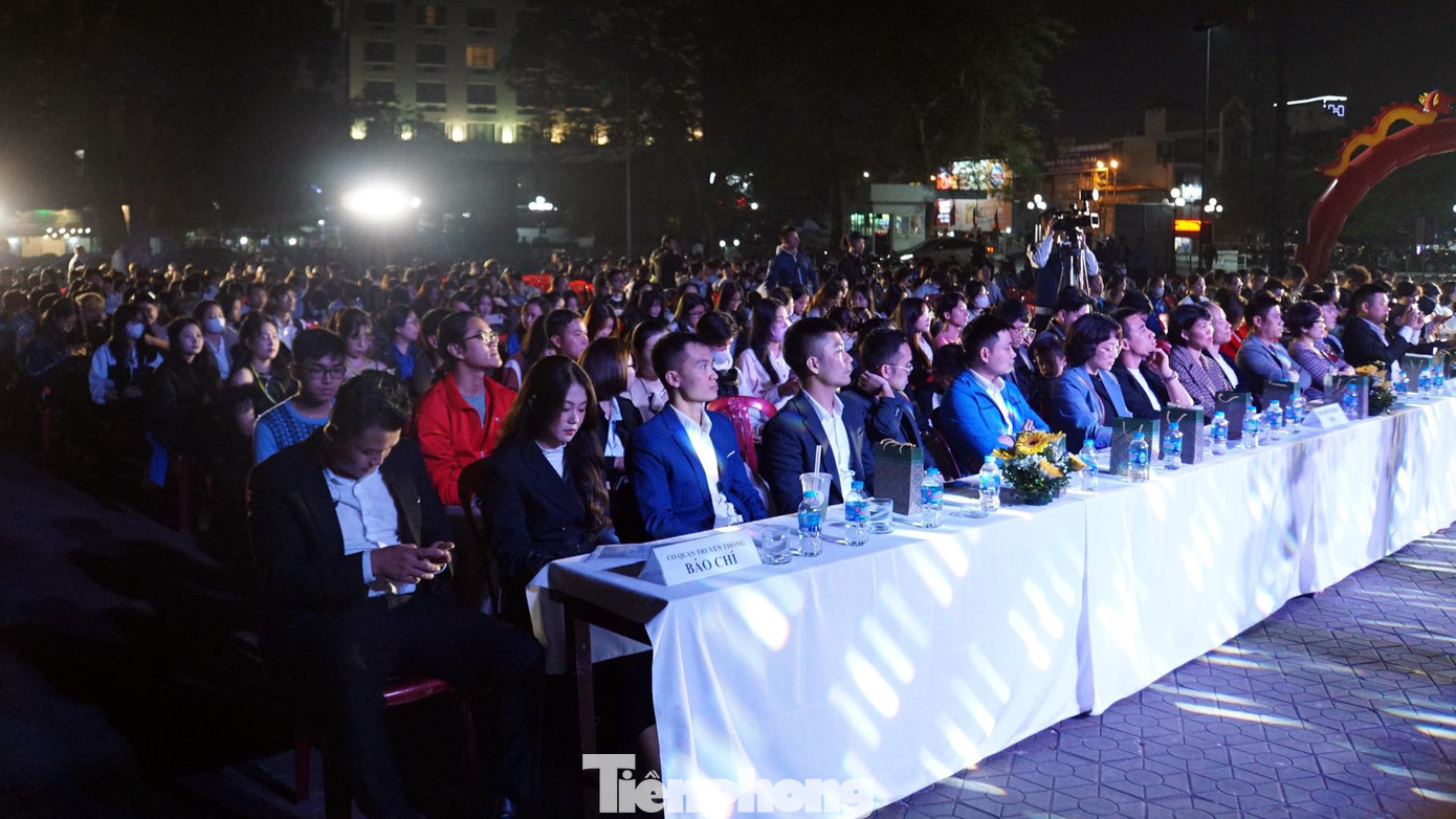 Hàng trăm sinh viên, bạn trẻ ở Hải Phòng tới dự chương trình hướng nghiệp. Hàng trăm sinh viên, bạn trẻ ở Hải Phòng tới dự chương trình hướng nghiệp.