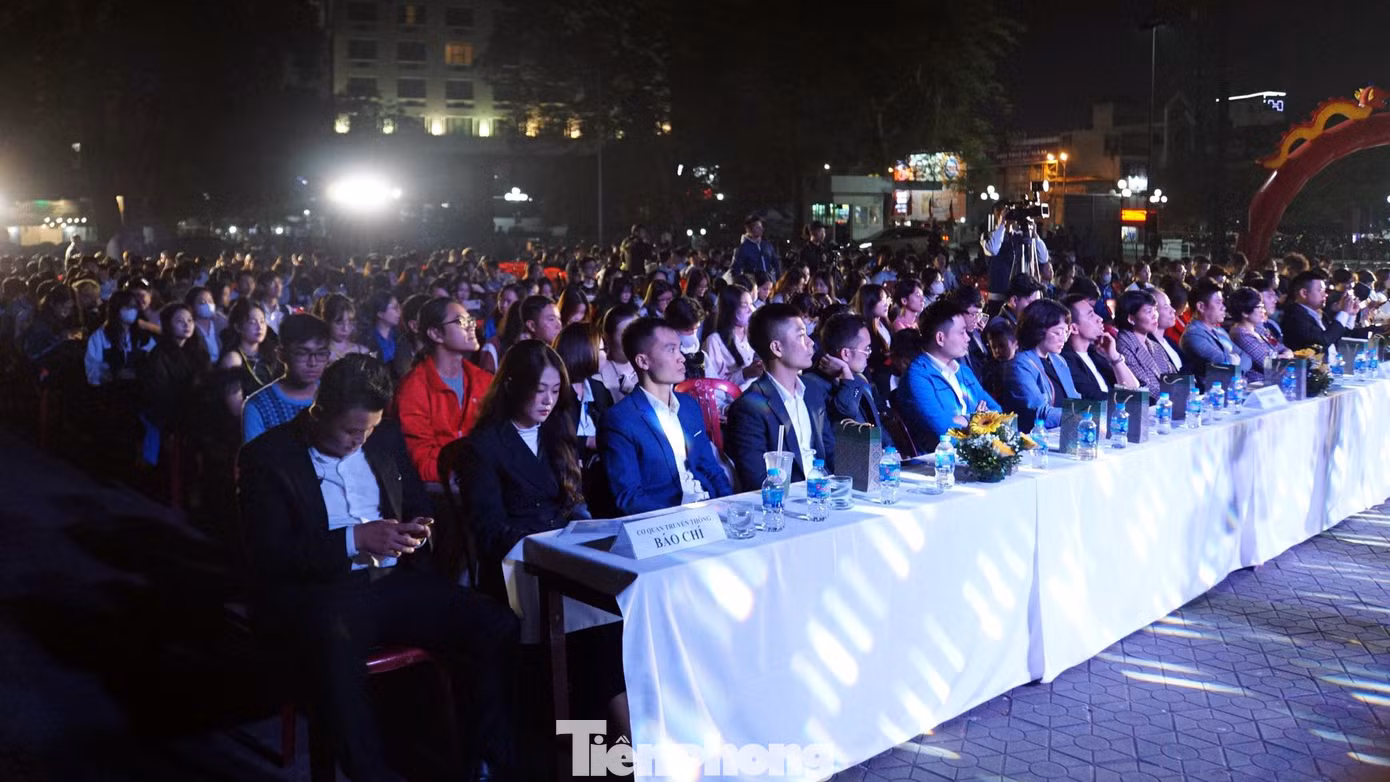Hàng trăm sinh viên, bạn trẻ ở Hải Phòng tới dự chương trình hướng nghiệp.