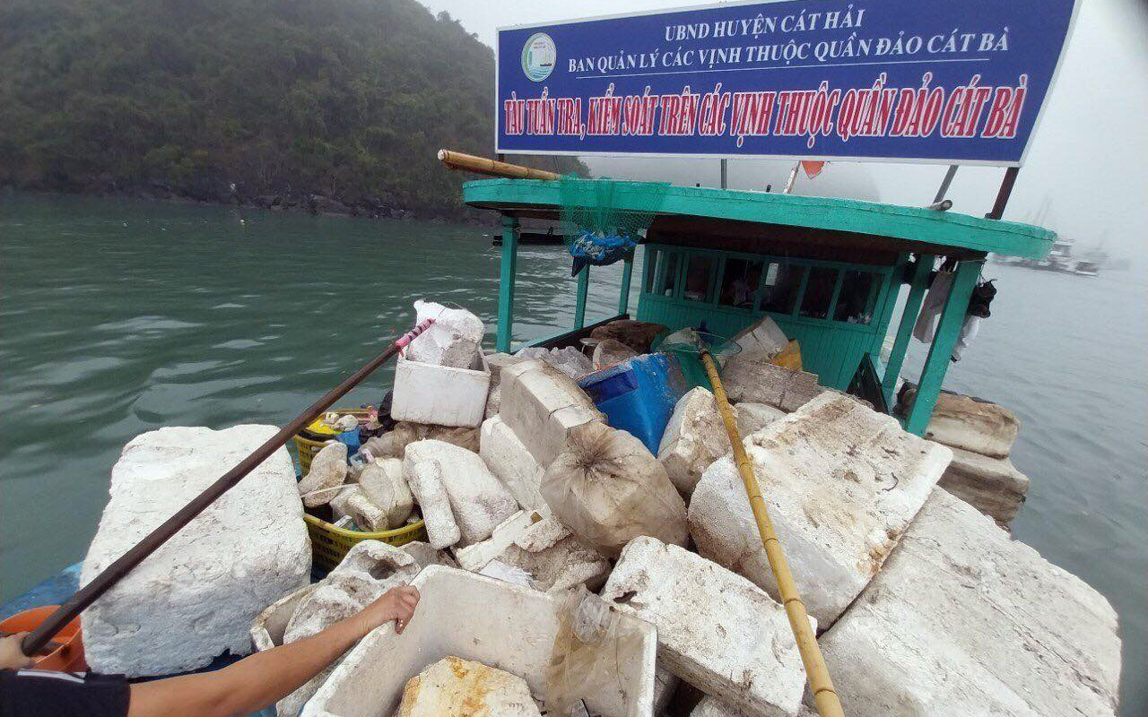 Lực lượng chức năng huyện Cát Hải thu gom, vớt rác và phao xốp.