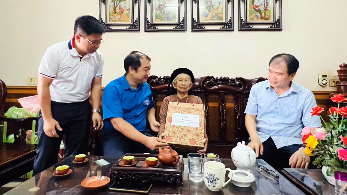 Anh Nguyễn Hồng Sáng - Bí thư Tỉnh Đoàn thăm, tặng quà các mẹ Việt Nam anh hùng.