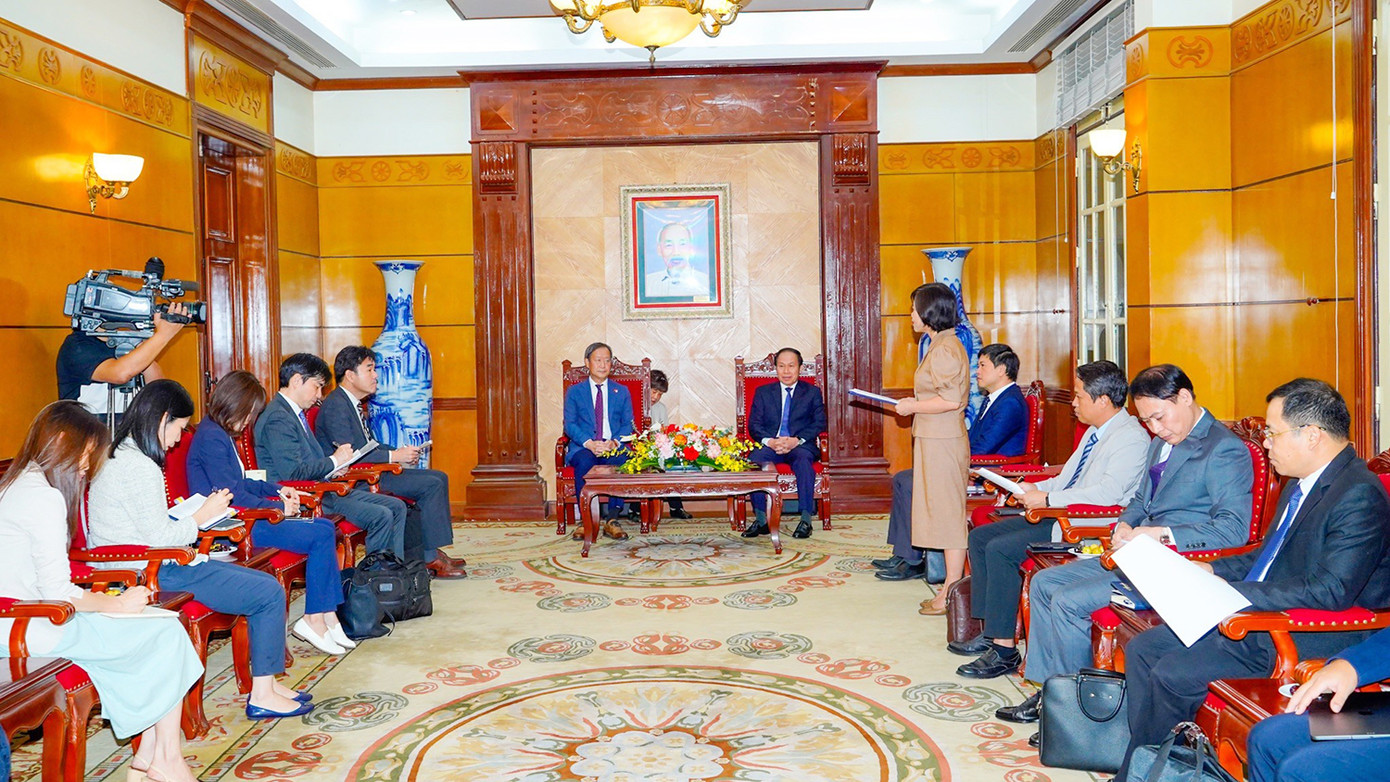 Ông Lê Tiến Châu - Bí thư Thành ủy Hải Phòng, chủ trì buổi tiếp, làm việc với ông Yamada Junichi – Phó Chủ tịch Thường trực cấp cao Văn phòng JICA.