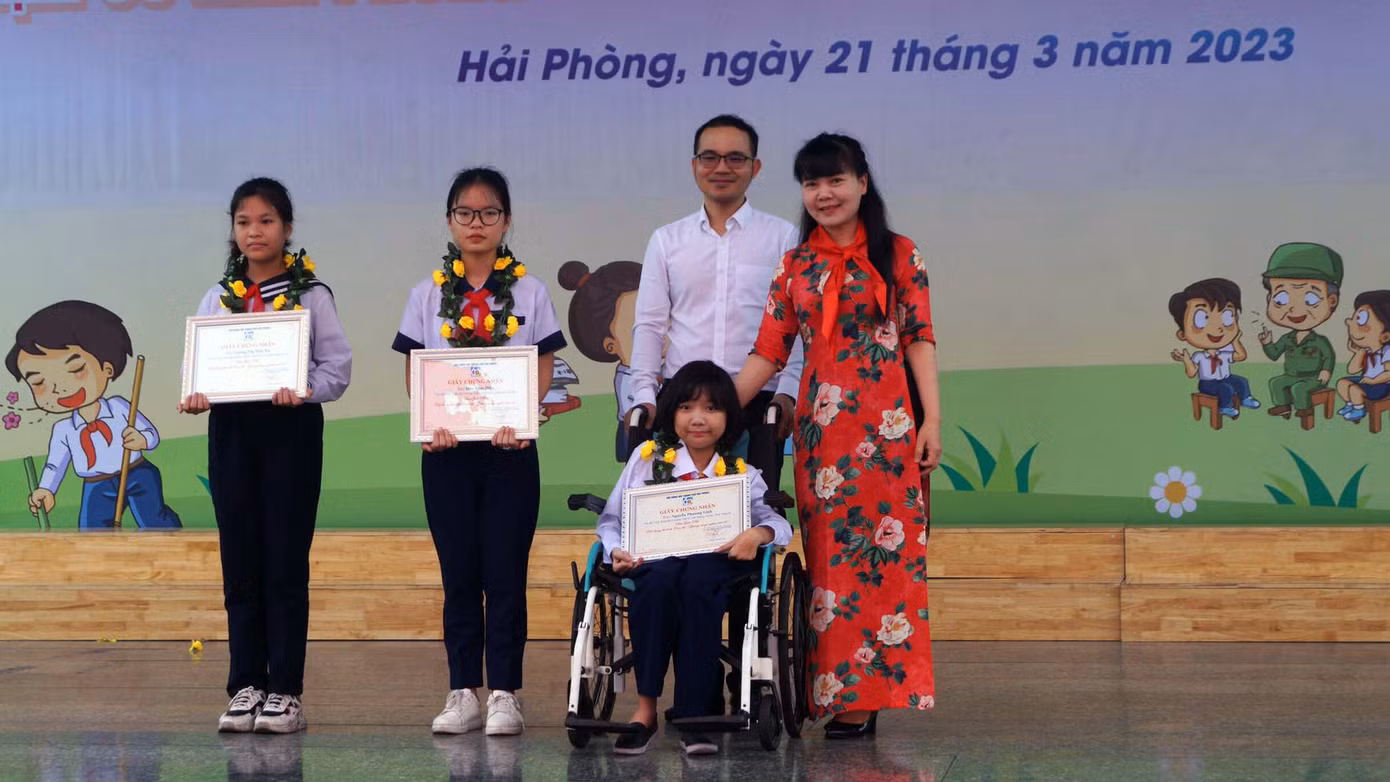 Trao giải cho các em đạt giải cao trong cuộc thi gương sáng "nghìn việc tốt" ở các hình thức: thi ảnh và thi viết.