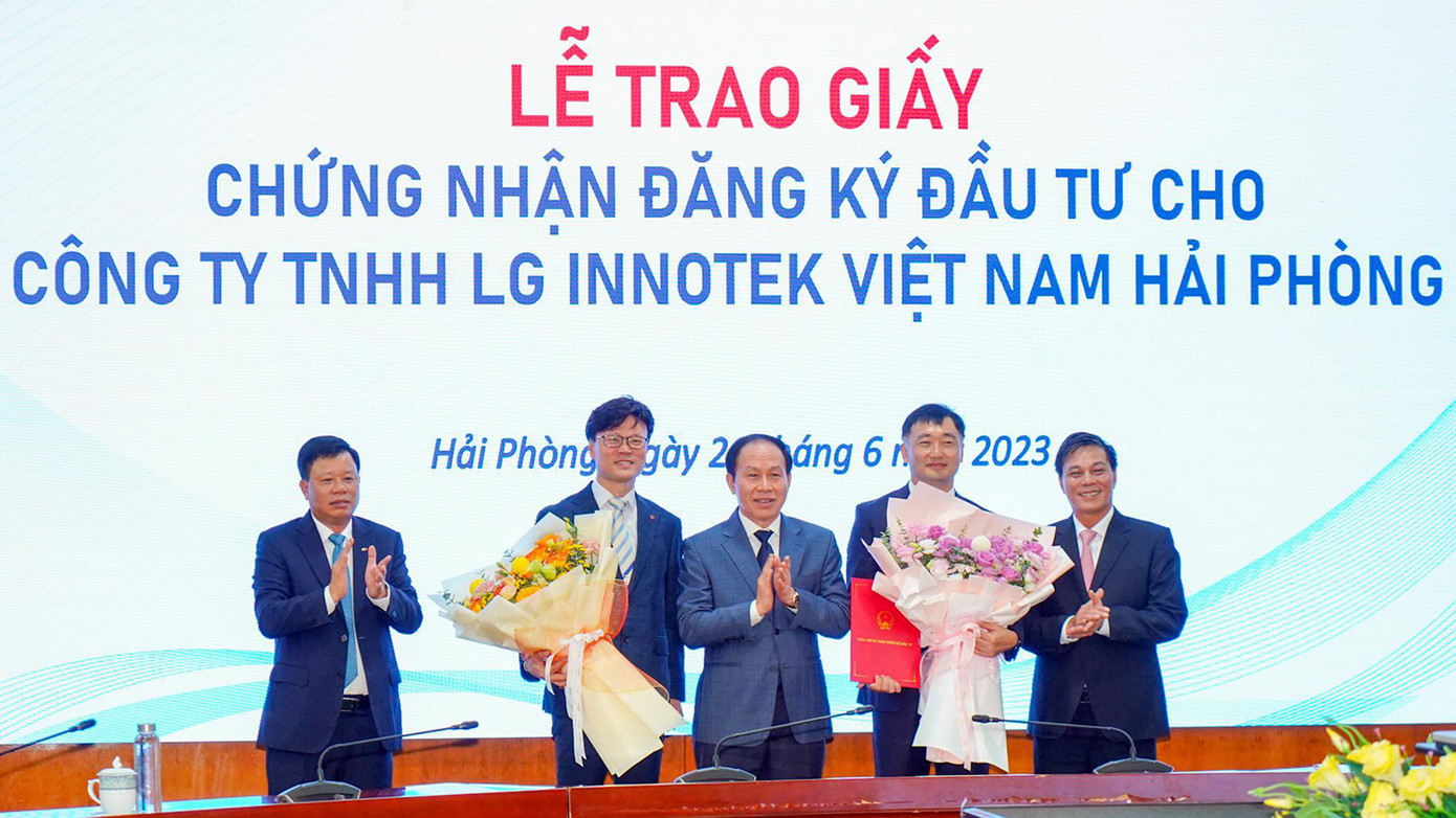 Ông Lê Tiến Châu - Bí thư Thành ủy, ông Nguyễn Văn Tùng - Chủ tịch UBND TP Hải Phòng - trao giấy chứng nhận đầu tư thêm 1 tỷ USD cho dự án nhà máy LG Innotek Hải Phòng.