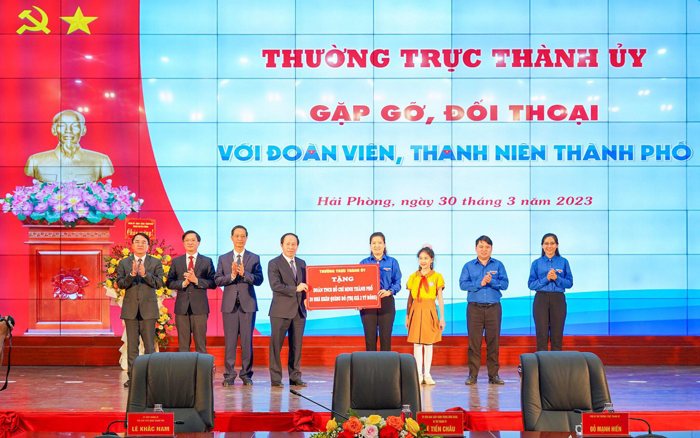 Nhân dịp này, Thường trực Thành ủy tặng 20 nhà khăn quàng đỏ (trị giá 2 tỷ đồng) cho Thành Đoàn Hải Phòng. Nhân dịp này, Thường trực Thành ủy tặng 20 nhà khăn quàng đỏ (trị giá 2 tỷ đồng) cho Thành Đoàn Hải Phòng.