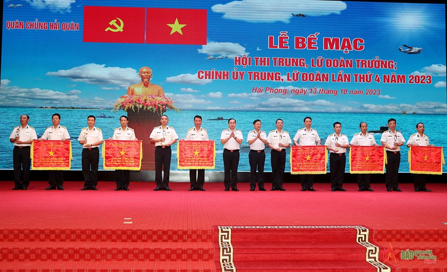 Lãnh đạo Quân chủng Hải quân tặng cờ, cup và tiền thưởng cho các đội thi xuất sắc.
