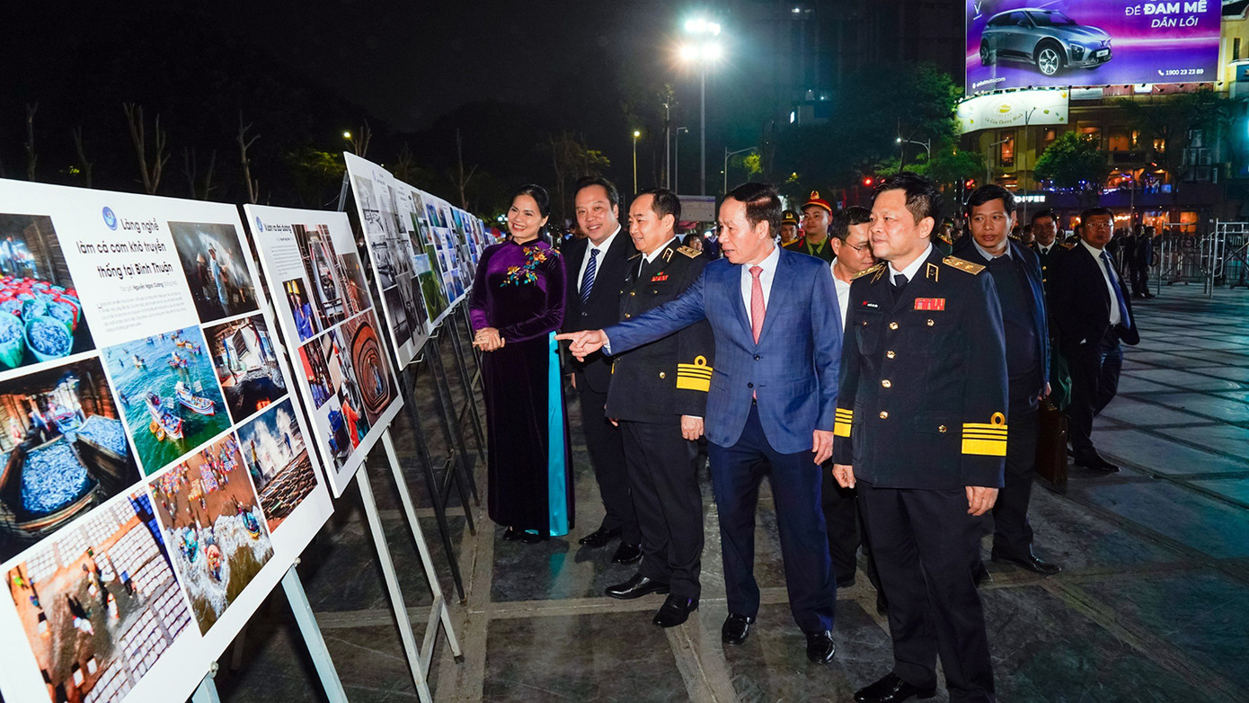 Các đại biểu tham quan triển lãm ảnh Tổ quốc bên bờ sóng lần thứ II được tổ chức tại TP Hải Phòng tối 18/12.