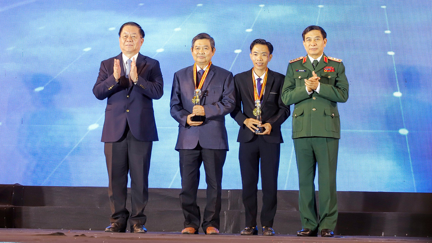 Đại tướng Phan Văn Giang - Bộ trưởng Bộ Quốc phòng và ông Nguyễn Trọng Nghĩa - Trưởng ban Tuyên giáo T.Ư trao tặng giải nhất cho các tác giả.