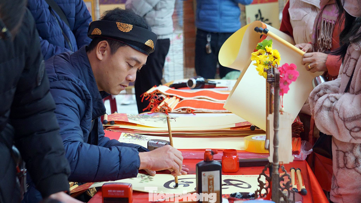 Lễ hội khai bút Xuân Quý Mão 2023 tại huyện Kiến Thụy (TP Hải Phòng) diễn ra trong 3 ngày (từ mùng 6 đến mùng 8 Tháng Giêng). Lễ hội thu hút hàng nghìn em học sinh địa phương về du xuân, xin chữ thầy đồ với mong cầu sức khỏe và thuận lợi trong học hành, thi cử. Lễ hội khai bút Xuân Quý Mão 2023 tại huyện Kiến Thụy (TP Hải Phòng) diễn ra trong 3 ngày (từ mùng 6 đến mùng 8 Tháng Giêng). Lễ hội thu hút hàng nghìn em học sinh địa phương về du xuân, xin chữ thầy đồ với mong cầu sức khỏe và thuận lợi trong học hành, thi cử.