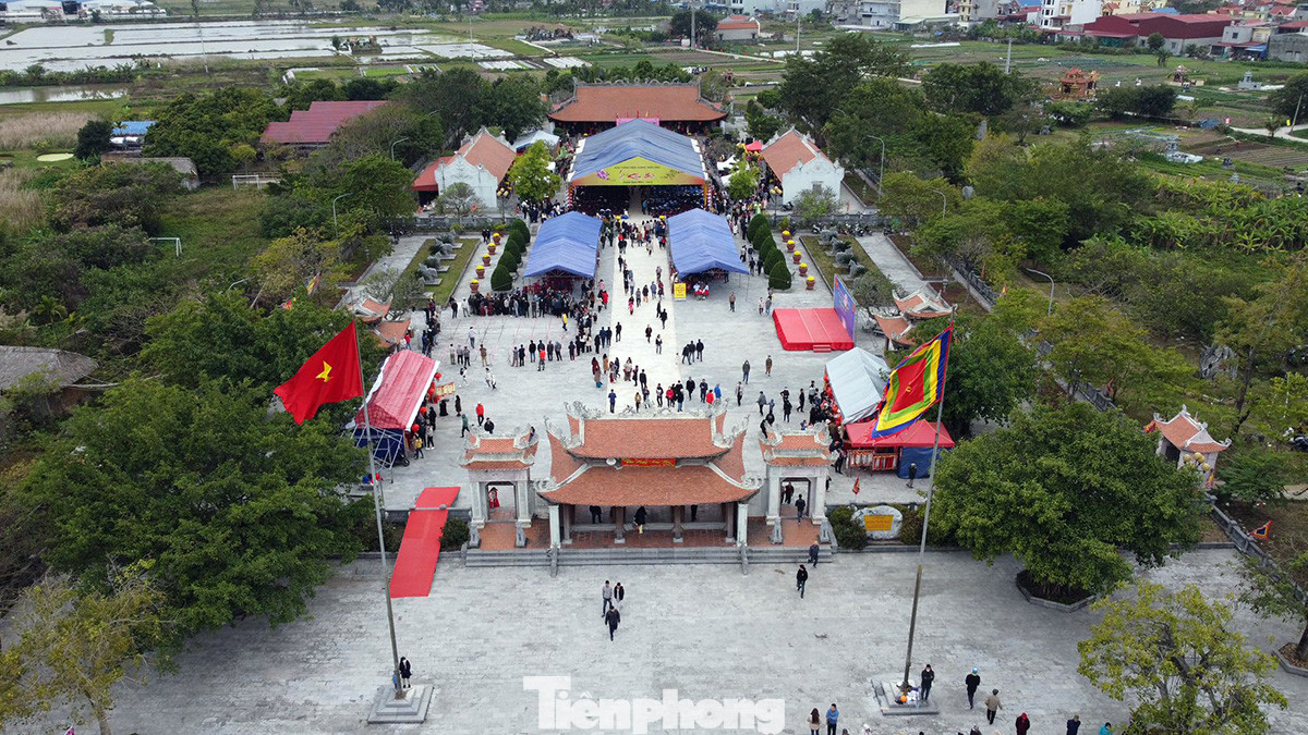 Trong khuôn khổ lễ hội, Ban Tổ chức cũng tổ chức các trò chơi dân gian, gian trưng bày bán đặc sản địa phương phục vụ nhân dân du xuân. Trong khuôn khổ lễ hội, Ban Tổ chức cũng tổ chức các trò chơi dân gian, gian trưng bày bán đặc sản địa phương phục vụ nhân dân du xuân.