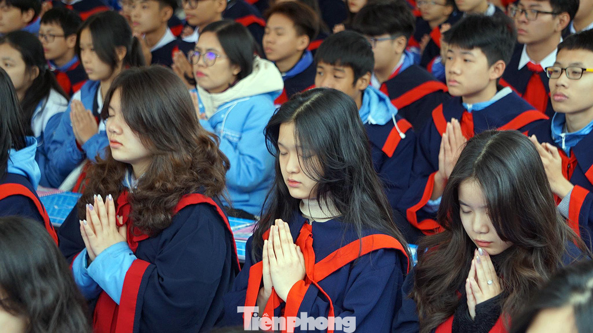 Nhiều em học sinh cuối cấp cầu nguyện sức khỏe, may mắn trong các kỳ thi sắp tới. Nhiều em học sinh cuối cấp cầu nguyện sức khỏe, may mắn trong các kỳ thi sắp tới.