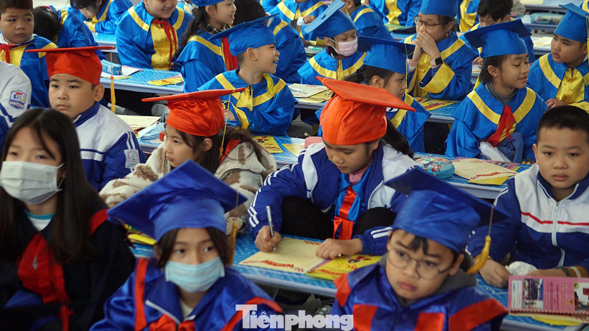 Hơn 600 em học sinh giỏi, tiêu biểu các cấp trên địa bàn thành phố tới khuôn viên Khu tưởng niệm Vương triều Mạc dự lễ khai bút. Hơn 600 em học sinh giỏi, tiêu biểu các cấp trên địa bàn thành phố tới khuôn viên Khu tưởng niệm Vương triều Mạc dự lễ khai bút.